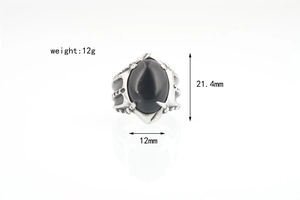 Détail de la bague onyx noir ovale, poids de 12g et taille de pierre de 21,4 mm
