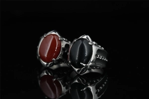 Détail macro de bagues punk vintage en agate avec pierres rouges et noires serties