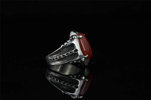 Vue macro d'une bague vintage en acier titane avec pierre cornaline ovale sertie