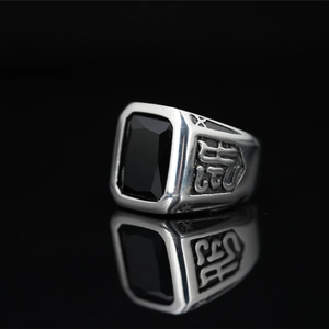 Bague en Acier Inoxydable Rétro pour Hommes Femmes Gros Strass Rectangulaire Incrusté Style Punk Gravé Gaufrage Géométrique Bague Anneau Bijoux Cadeau
