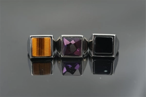 Trois chevalières pour hommes avec oeil de tigre, pierre violette et onyx en argent