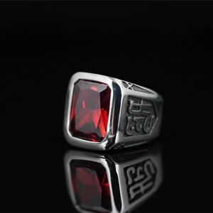 Bague vintage en acier titane pour hommes avec une grande pierre rouge rectangulaire gravée