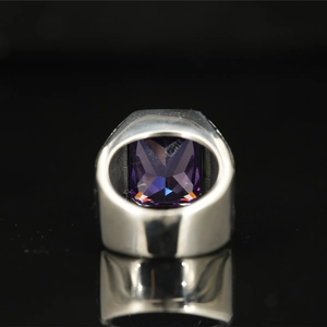 Bague vintage pour hommes en acier titane avec grand gemme violette carrée et éclat argent