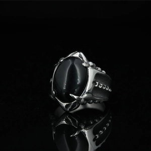 Bague pour homme style gothique en acier inoxydable avec onyx noir et gravure