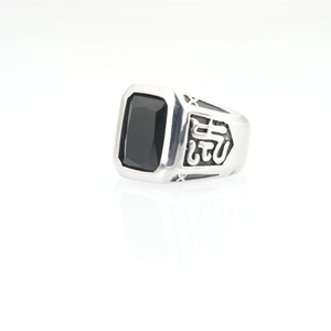 Bague vintage pour hommes en acier titane avec pierre noire rectangulaire et gravure