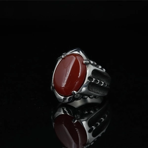 Bague vintage punk pour hommes en acier titane avec un grand agate rouge ovale