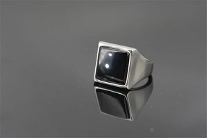 Vue détaillée macro de la bague vintage pour homme en acier avec une pierre noire