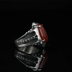 Bague punk vintage en acier argenté avec une grande agate rouge ovale pour homme