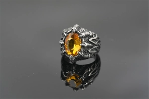 Gedetailleerde macro-opname van de punk gotische ring met een grote amberkleurige edelsteen