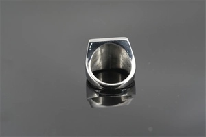Vue macro montrant l'intérieur lisse d'une bague vintage en acier titane pour homme
