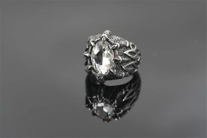 Detail van de boze oog ring met klauwzetting en vintage gegraveerde vlampatronen