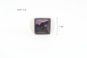 Détail d'une grande pierre précieuse carrée violette sur bague argentée de 17,4 mm