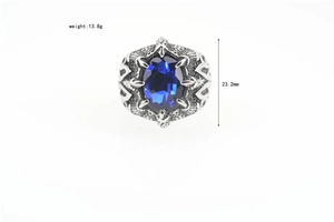 Macro-opname van gotische drakenklauw ring met blauwe steen en afmetingen in mm