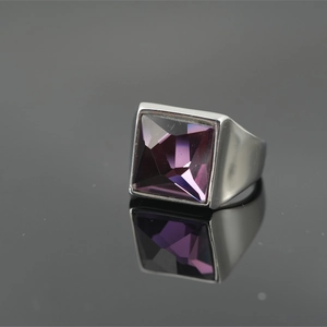 Bague vintage en titane argenté ornée d'une grande pierre précieuse violette carrée