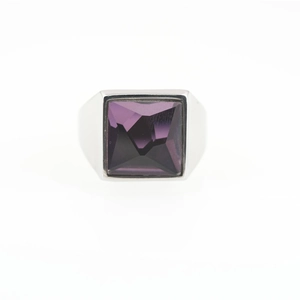 Bague vintage en acier inoxydable avec une grande pierre précieuse violette carrée