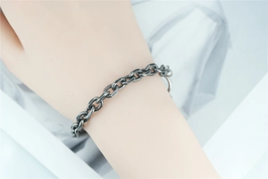 Dettaglio del bracciale a catena in titanio argento vintage con maglia a fibbia ossidata
