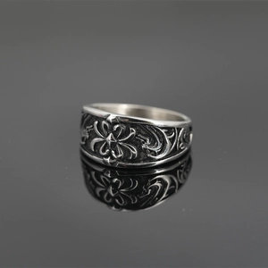 Retro gothic wide silver ring with floral engravings and polished mirror reflection
