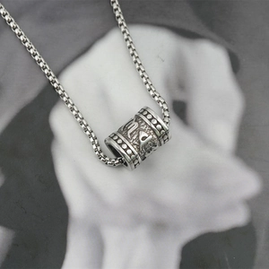 Collier avec pendentif cylindre rétro en acier inoxydable et texture gravée sur chaîne