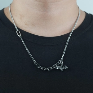 Gotische Fledermaus Anhänger Halskette Titanstahl Asymmetrische Panzerkette Vintage Punk Streetwear Schmuck Für Herren Damen