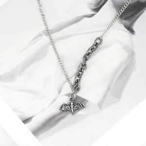 Vintage Fledermaus Anhänger Halskette mit asymmetrischer Kette im modischen Punk Stil