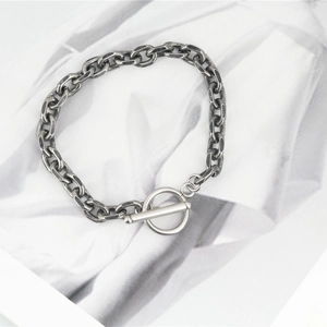 Bracciale a catena minimalista in acciaio al titanio vintage con chiusura a levetta OT