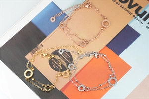 Vista dettagliata dei bracciali a doppio strato in oro rosa, oro e argento con ciondolo LOVE