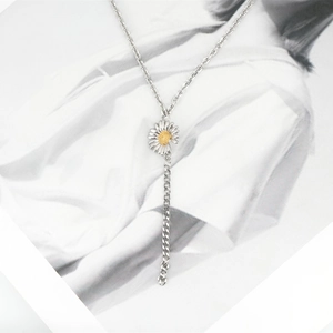 Chic silver titanium steel daisy Y-necklace with yellow core on fashion magazine
