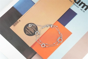 Bracciale a doppio strato in acciaio al titanio argento con anelli incisi LOVE su sfondo