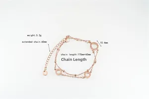 Dettaglio del bracciale a strati in acciaio al titanio oro rosa con anelli incisi LOVE