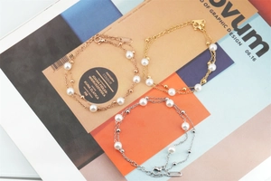 Vue détaillée de bracelets de perles double couche en trois couleurs avec fermoir mousqueton