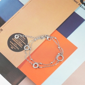 Bracciale a doppio strato in acciaio inossidabile con anelli incisi LOVE e dettagli a sfera