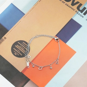 Bracelet chic en acier inoxydable avec breloques étoile, cœur et tour Eiffel pour femme