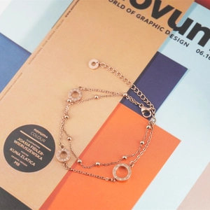 Bracciale a doppio strato in acciaio al titanio oro rosa con ciondoli ad anello incisi LOVE