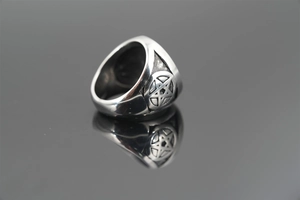 Dettaglio dell'incisione a pentagramma su anello vintage in acciaio inossidabile punk