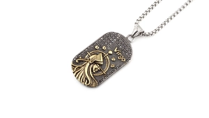 Vue macro du collier pendentif Vierge en argent vintage avec détail en relief doré