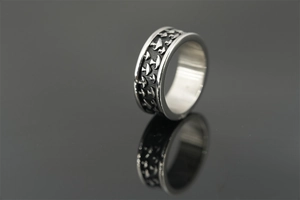 Detailansicht der Relief-Pilzmuster und Vintage-Finish auf dem Titanstahl-Ring für Damen