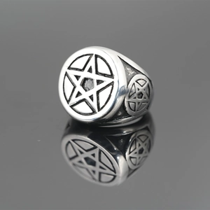 Anello in Acciaio al Titanio Inossidabile con Stella Pentacolo Vintage Punk Gothic Distressed per Uomo Gioielli di Moda