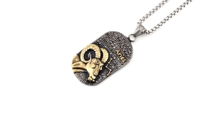 Détail du pendentif Bélier avec relief doré et pierres noires micro-pavées sur acier