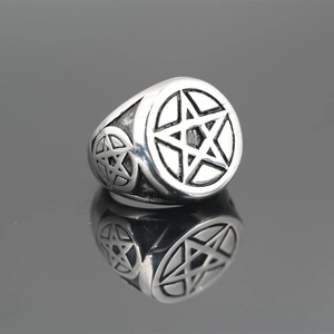 Anello vintage in acciaio inossidabile con pentagramma invertito e finitura lucida