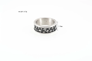Detailansicht des Vintage-Pilzmuster-Stahlrings mit 7.9mm Breite und 6.5g Gewicht