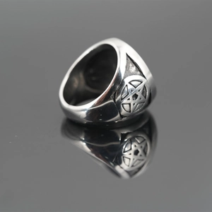 Anello da uomo vintage gotico in acciaio inossidabile con incisione di pentagramma inverso