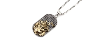 Macro du pendentif Lion orné de zircons noirs et d'un relief de lion doré sur chaîne