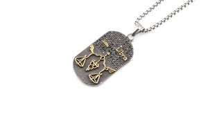 Détail du pendentif Balance avec texture noire micro-pavée et totem doré