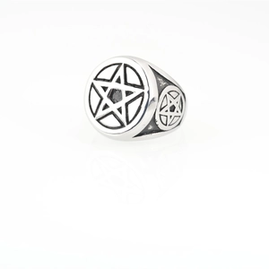 Anello vintage da uomo in acciaio inossidabile con pentagramma inverso e finitura ossidata
