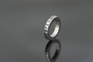 Détails d'une bague en acier titane argenté avec gravures Independent et Freedom