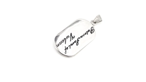 Vue détaillée du pendentif rectangulaire argenté avec texture martelée et gravure