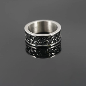 Vintage-Ring aus Titanstahl mit Pilzmuster auf einer dunklen, reflektierenden Fläche