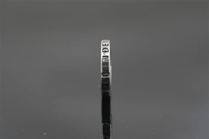 Détail macro d'une bague en acier titane argenté avec gravure de lettres INDEPENDENT