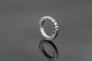 Détail macro de la bague en acier titane argenté avec textes freedom et independent