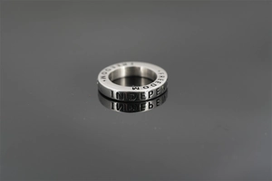 Détail de la bague en acier titane argenté avec lettrage gravé independence et freedom